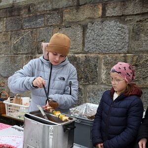 Weihnachtsmarkt mit fleißigen Minis