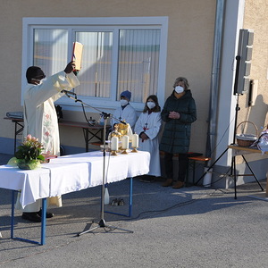Am Vorplatz der Mehrzweckhalle