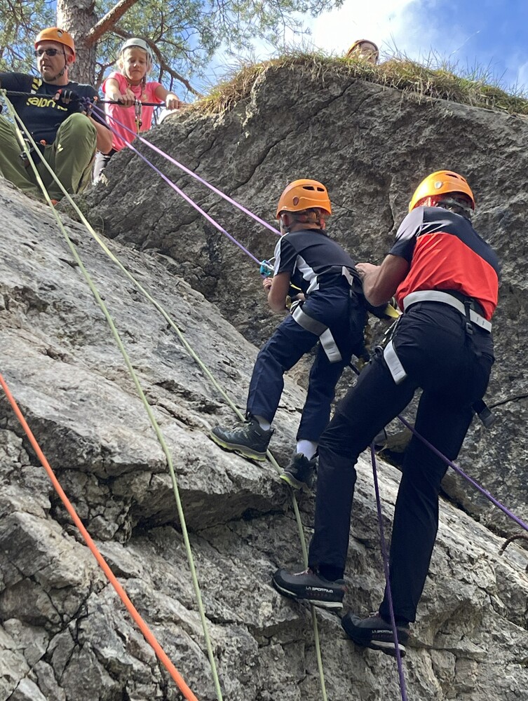Kinder am Klettersteig mit Seil gesichert