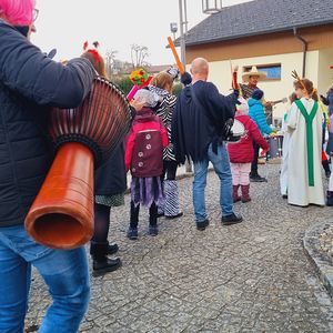 Musizierend rund um die Kirche