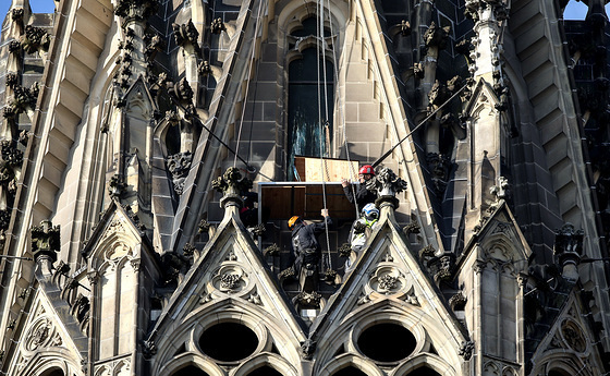 Montage des Nistkasten am Turm