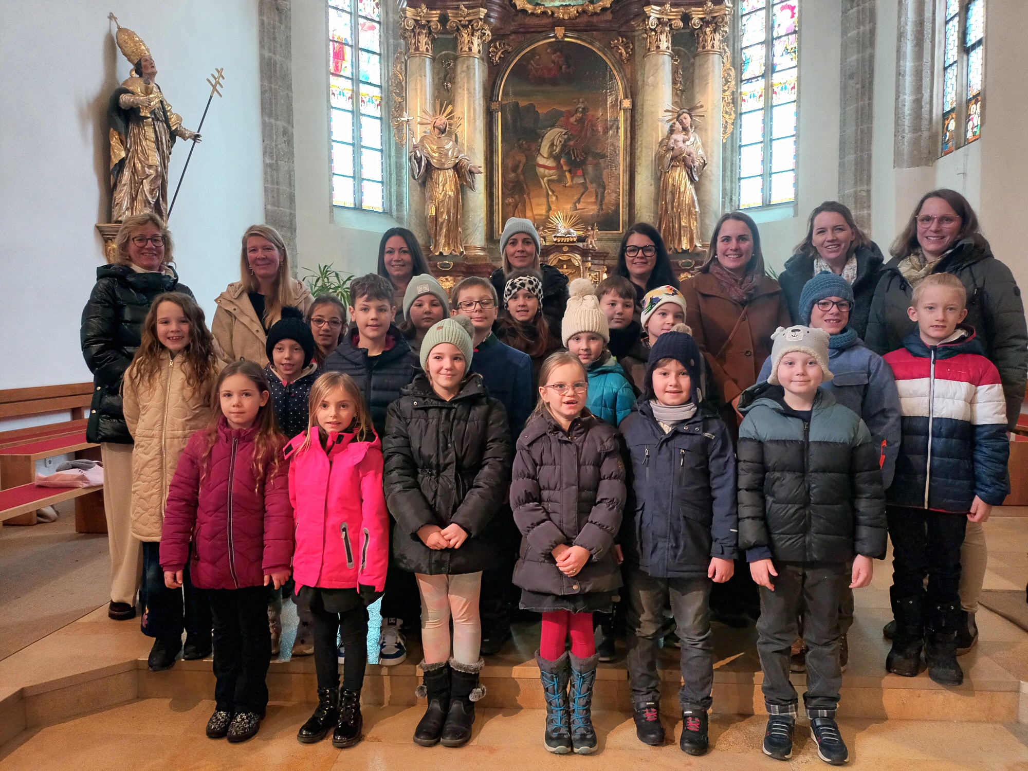 Gruppenfoto Erstkommunionkinder_Tischmütter_Erstkommunion Steinerkirchen 2026