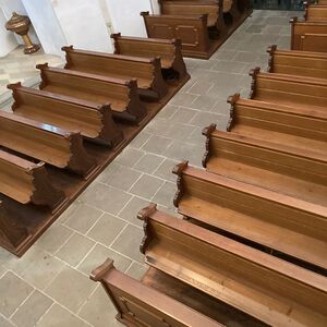 Die Bänke wurden wieder auf dem Podest montiert