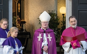 Gräbersegnung auf dem St. Barbara Friedhof mit Bischof Manfred Scheuer