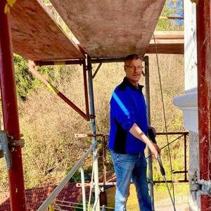 Bernhard Gruber reinigt die Fassade.