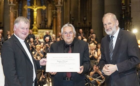 Bischof Manfred Scheuer und Dompropst Wilhelm Vieböck mit Domkapellmeister Josef Habringer, der mit dem Silvesterorden ausgezeichnet wurde.