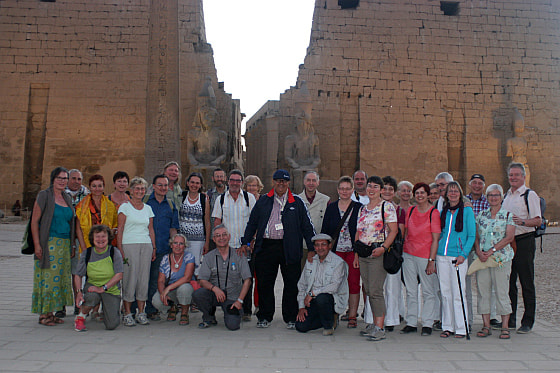 Reisegruppe vor dem Luxor-Tempel; Foto: Bibelwerk Linz