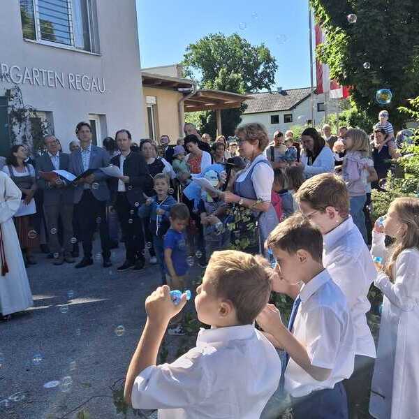 Vor dem Kindergarten: Die Kinder schicken Seifenblasen in den Himmel