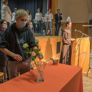 Gedenkfeier an die Opfer des ehemaligen KZ Außenlagers Ternbergzum Thema „Menschlichkeit ohne Grenzen“Bild: Jugendliche tragen für die verstorbenen Menschen des ehemaligen KZ Außenlagers Ternberg Rosen nach vorneFoto: Haijes 