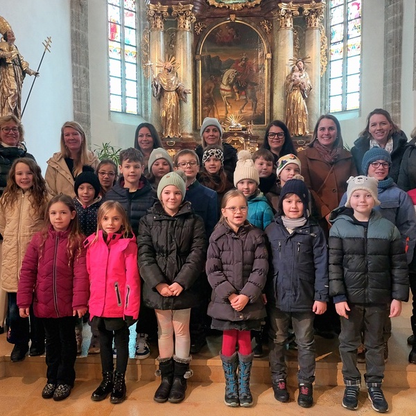 Gruppenfoto Erstkommunionkinder_Tischmütter_Erstkommunion Steinerkirchen 2026