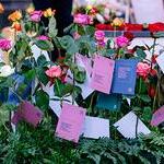 Am Domplatz entstand ein großes Blütenherz, an dem alle mitwirken konnten. Jede Blüte steht für einen geliebten Menschen.