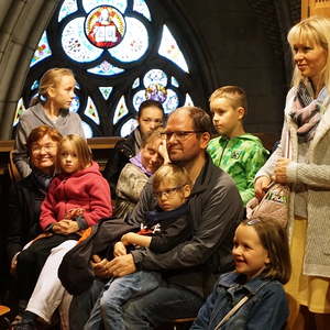 Domorganist Wolfgang Kreuzhuber mit großen und kleinen Orgelentdeckerinnen und Orgelentdeckern an der Rudigierorgel