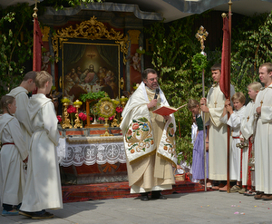 Fronleichnam der Stadtpfarrkirche Kirchdorf/Krems mit Pater Severin Kranabitl vom Zisterzienserstift Schlierbach. Foto: Jack Haijes