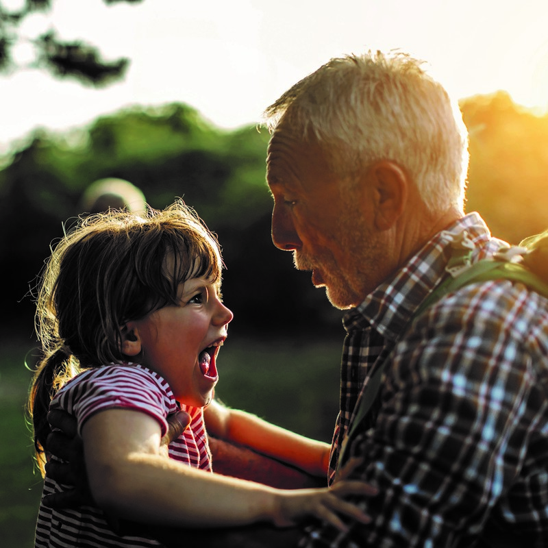 Ein OPA hält ein Mädchen in den Händengranddaughter