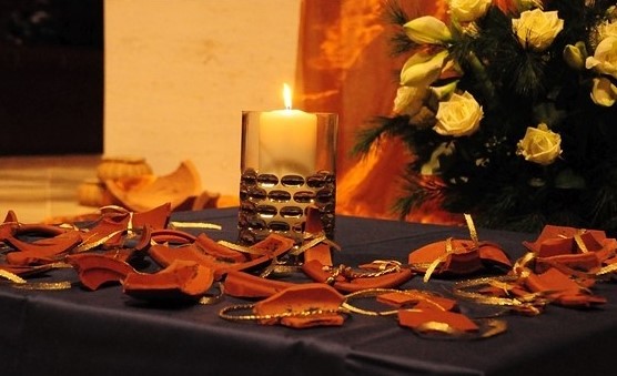 zerbrochene Scherben mit Goldfaden