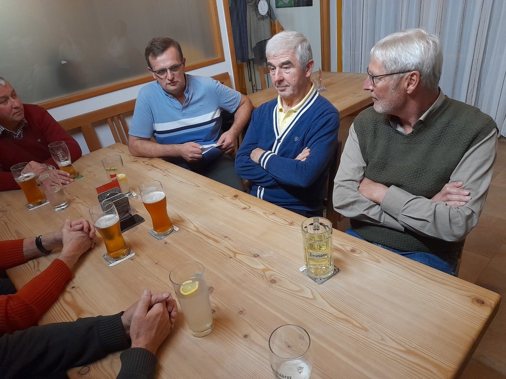 Ein Tisch voller Männer mit Bäckermeister Martin Bräuer