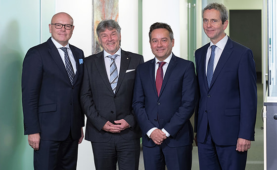 Werner Harrer Die Geschäftsführer der Krankenhäuser der Barmherzigen Schwestern und Elisabethinen Linz.