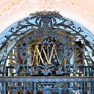 Annakapelle: Monogramm am Eisengitter