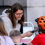 Stefanie Hinterleitner leitete die Kinderfahrzeug-Segnung am Domplatz. Auch die Kleinen kamen zu Wort.