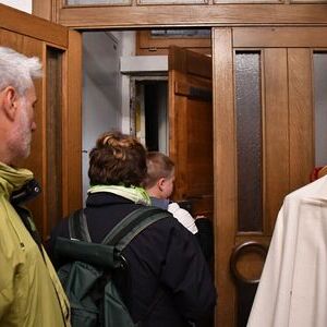 Sakristeitüre wird geöffnet