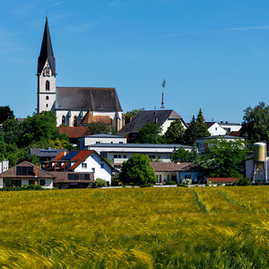 F26-06-04_4101_Blick Richtung Ortszentrum mit der Pfarrkirche Aschach