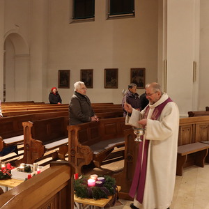 Adventfeier mit Genuss-standln in St. Quirinus