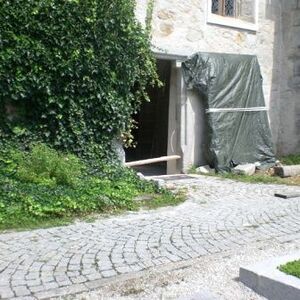 Behindertengerechter Eingang und Eingang zur Sakristei