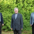 Bischof Manfred Scheuer (Mitte) mit Generaldechant Slawomir Dadas (l.) und dessen Stellvertreter Klemens Hofmann (r.). 
