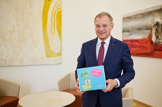 LH Thomas Stelzer mit Familienbox