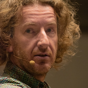 Kabarettist Thoma Franz-Riegler in der Ennsleitner Kirche