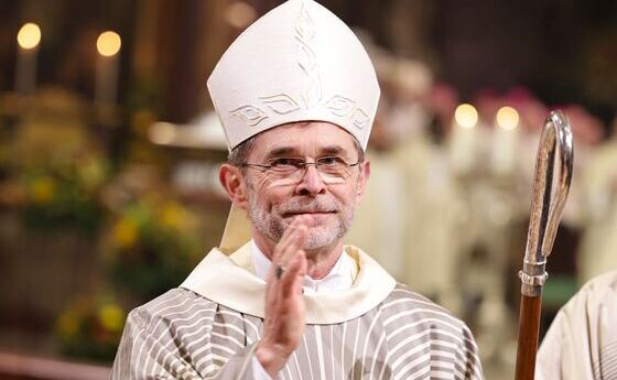 Erzbischof Josef Grünwidl erteilt den feierlichen Segen.