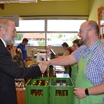 Bischofsvikar Willi Vieböck zu Besuch beim Salzkammergut-Bauernmarkt in Kleinreith