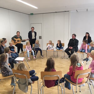 Bischof beim Kinderchor