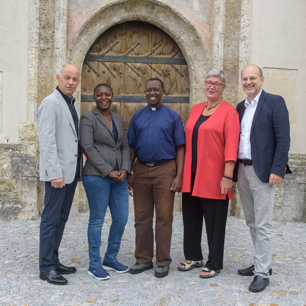 Pater Ferdinand (Mitte), Priester in der Pfarre Kakanko in Tansania, auf Besuch in der Pfarre Kirchdorf mit dem Projektteam der Pfarre Kirchdorf