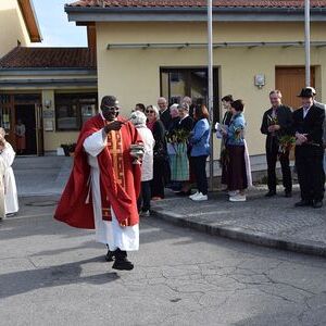 Palmweihe vor dem Pfarrheim