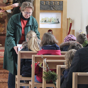 Zum Abschluss werden Malvorlagen und Stifte ausgeteilt