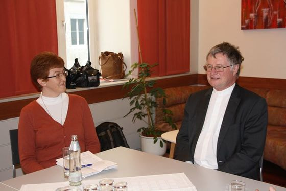 Bischof Manfred Scheuer im Gespräch mit Sr. Erika Ilyes.
