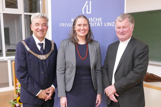 Von links: Rektor Univ.-Prof. Dr. Michael Fuchs, Univ.-Prof.in Dr.in Elisabeth Fritz, Bischof Dr. Manfred Scheuer.