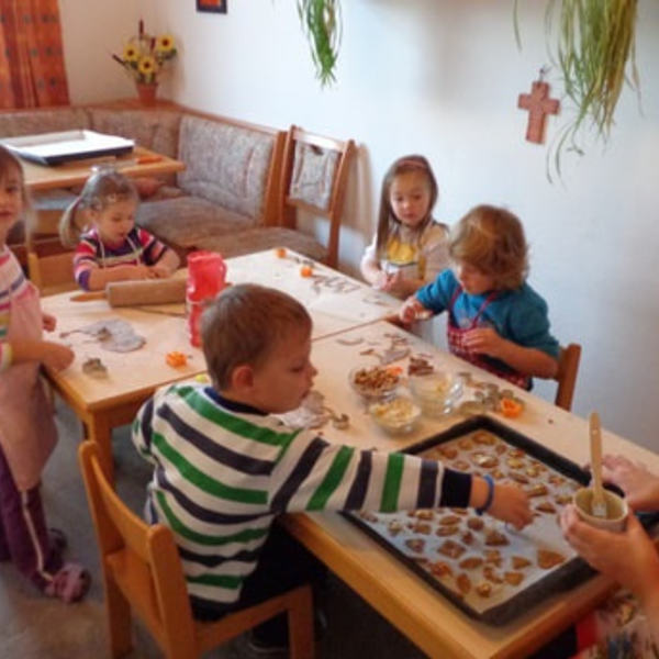 In der Weihnachtskindergartenbäckerei                              