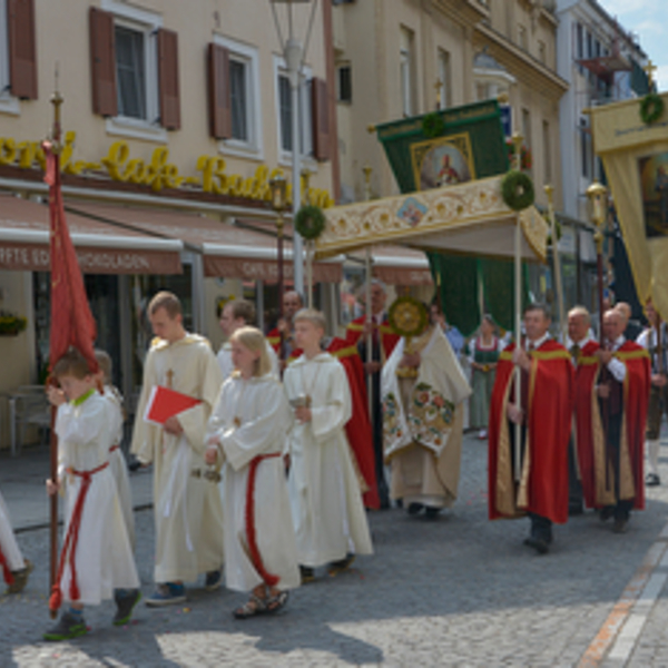 Fronleichnam der Stadtpfarrkirche Kirchdorf/Krems mit Pater Severin Kranabitl vom Zisterzienserstift Schlierbach. Foto: Jack Haijes