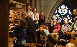 Domorganist Wolfgang Kreuzhuber umringt von kleinen und großen Orgelentdeckerinnen und Orgelentdeckern