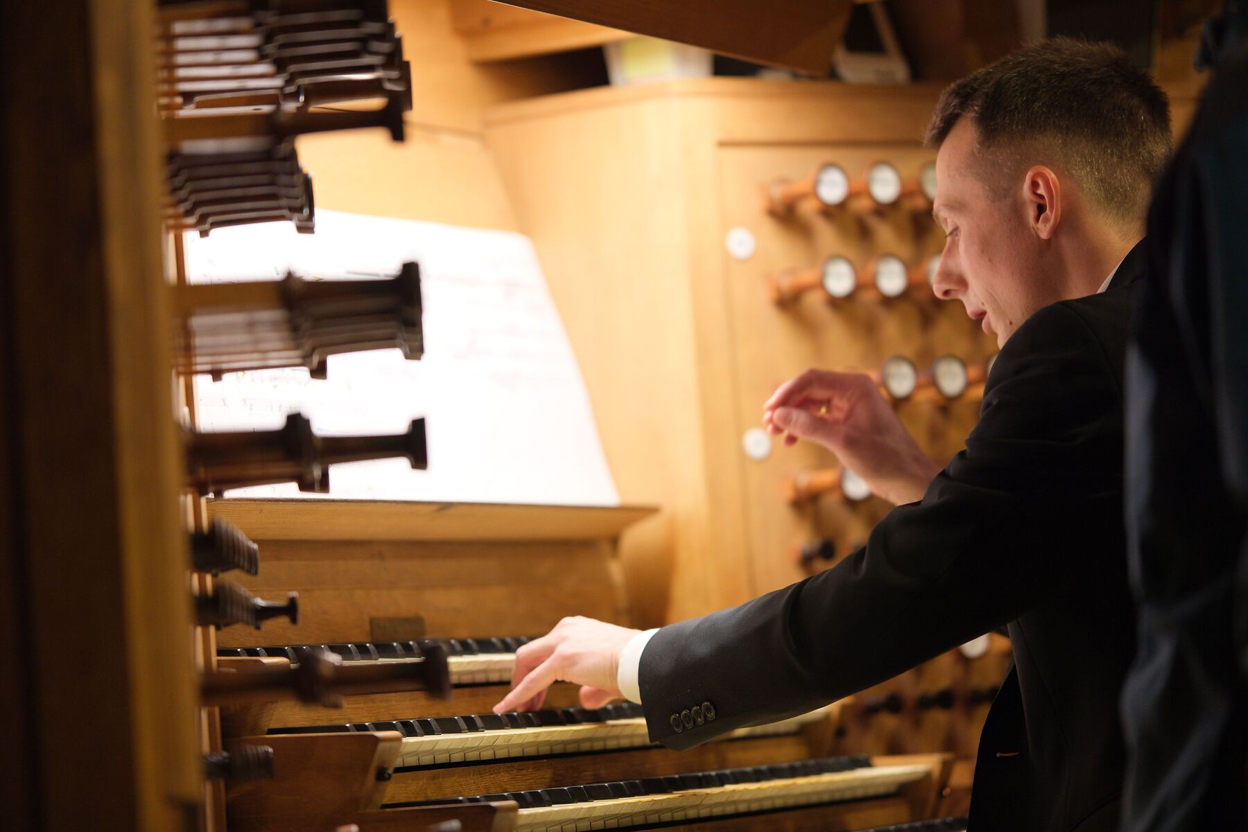 Gerhard Raab an der Rudigierorgel / © Diözese Linz / silentphotography Antrittskonzert Domorganist Gerhard Raab