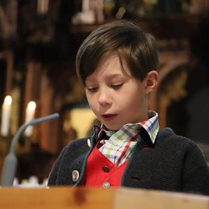 Die Kinder begrüßen ihre Gäste.