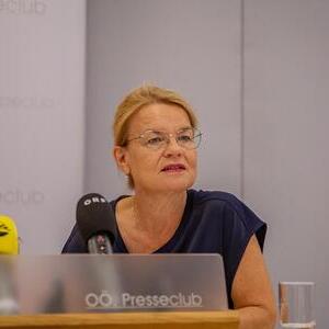 Mag.a Silvia Breitwieser, Leiterin der TelefonSeelsorge OÖ, Psychotherapeutin