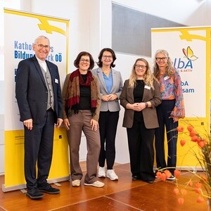 v.l.: Bischofsvikar Johann Hintermaier, SelbA-Leiterin Barbara Aigner-Reitbauer, LAbg. Elisabeth Gneißl (VP), Leiterin Kath. Bildungswerk OÖ Melanie Wurzer, Tagungsleiterin Astrid Gaisberger (SelbA).