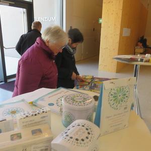 Schmökern am Büchertisch