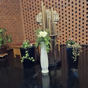 Gedenkort für Sternenkinder mit Blumenschmuck