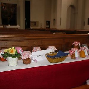 Suppe in Gläser füllen für den Familienfasttag