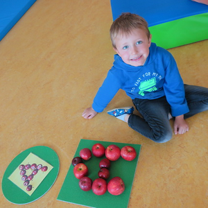 Thema 'Eichhörnchen' und 'Apfel'