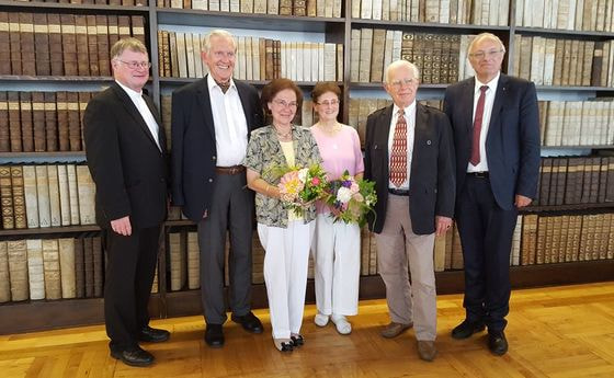 Der Linzer Diözesanbischof Manfred Scheuer (l.) und der lutherische Bischof Michael Bünker (r.) mit den PreisträgerInnen